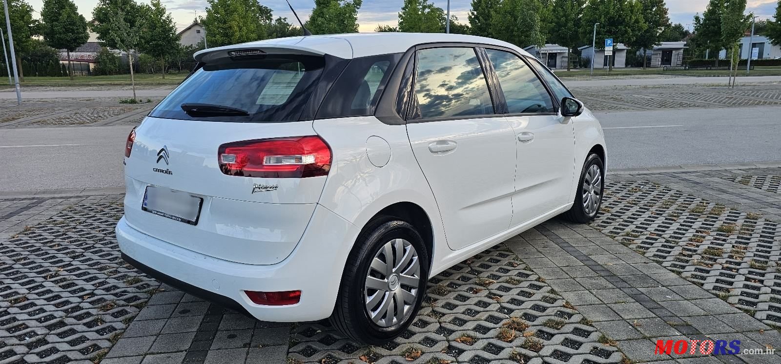 2016' Citroen C4 Picasso Bluehdi 100 photo #4