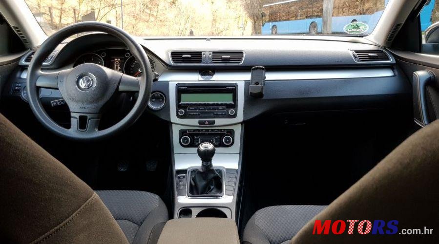 2011' Volkswagen Passat Variant photo #2