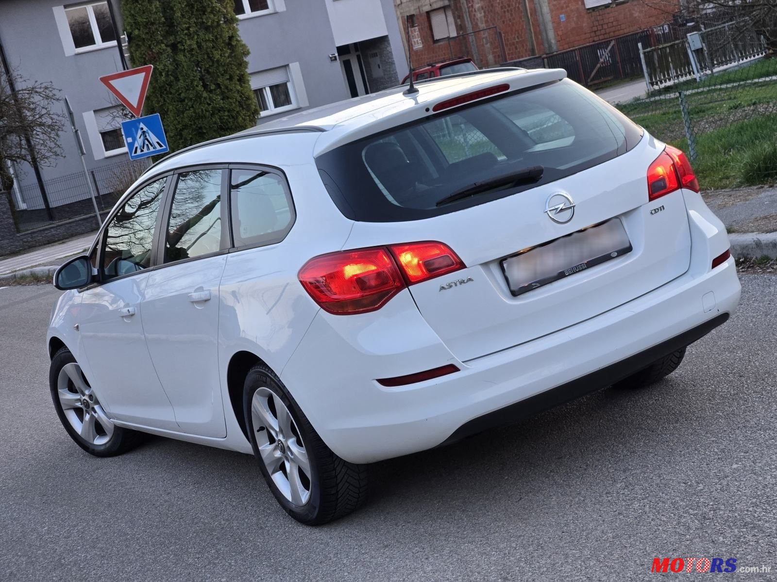 2012' Opel Astra Karavan photo #4