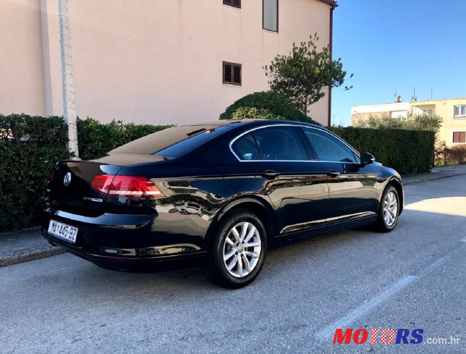 2015' Volkswagen Passat photo #2