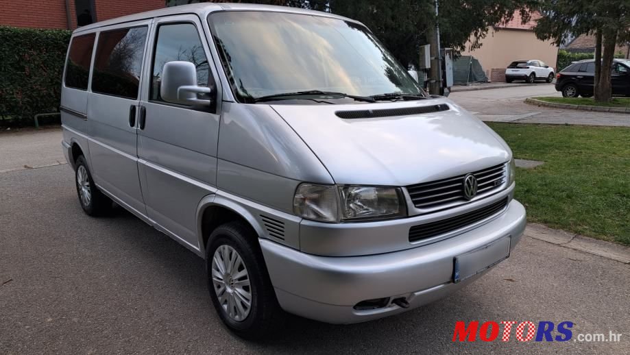 2002' Volkswagen Transporter Kombi photo #1