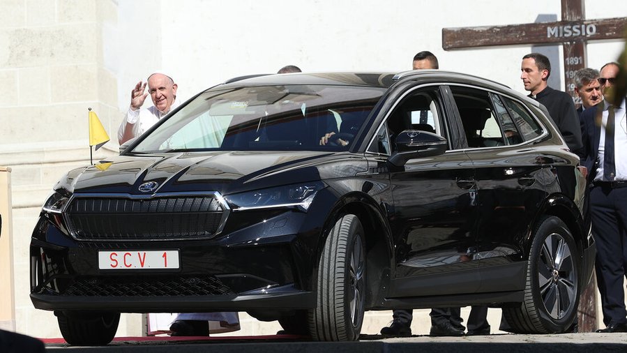 Papa Franjo putuje u Škodi Enyaq iV tijekom svog posjeta Slovačkoj