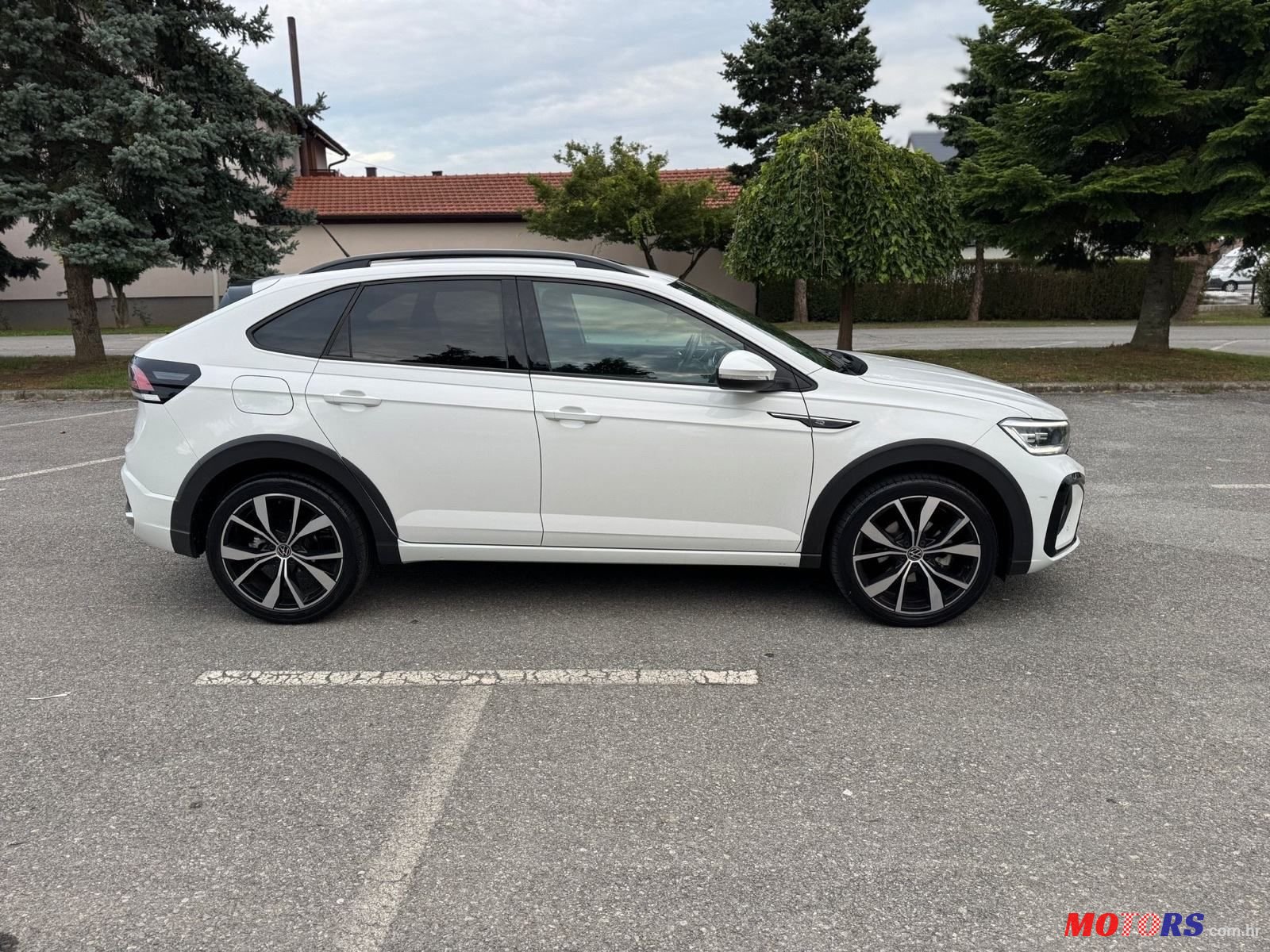 2022' Volkswagen Taigo R-Line photo #3