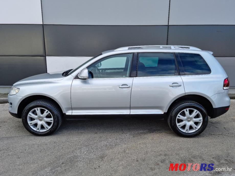 2009' Volkswagen Touareg photo #6