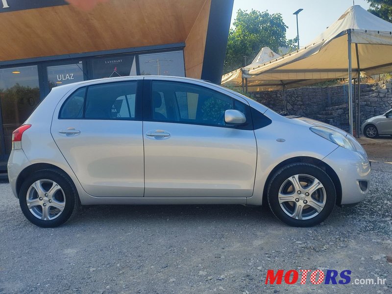 2011' Toyota Yaris 1,3 3 Vvt-I photo #2