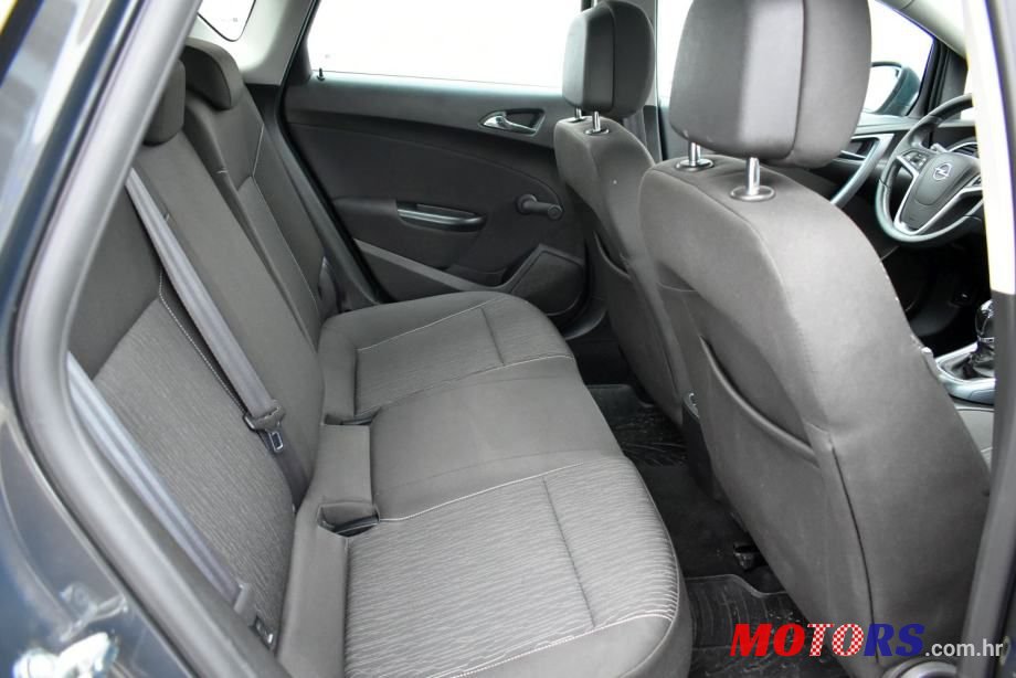 2014' Opel Astra photo #6