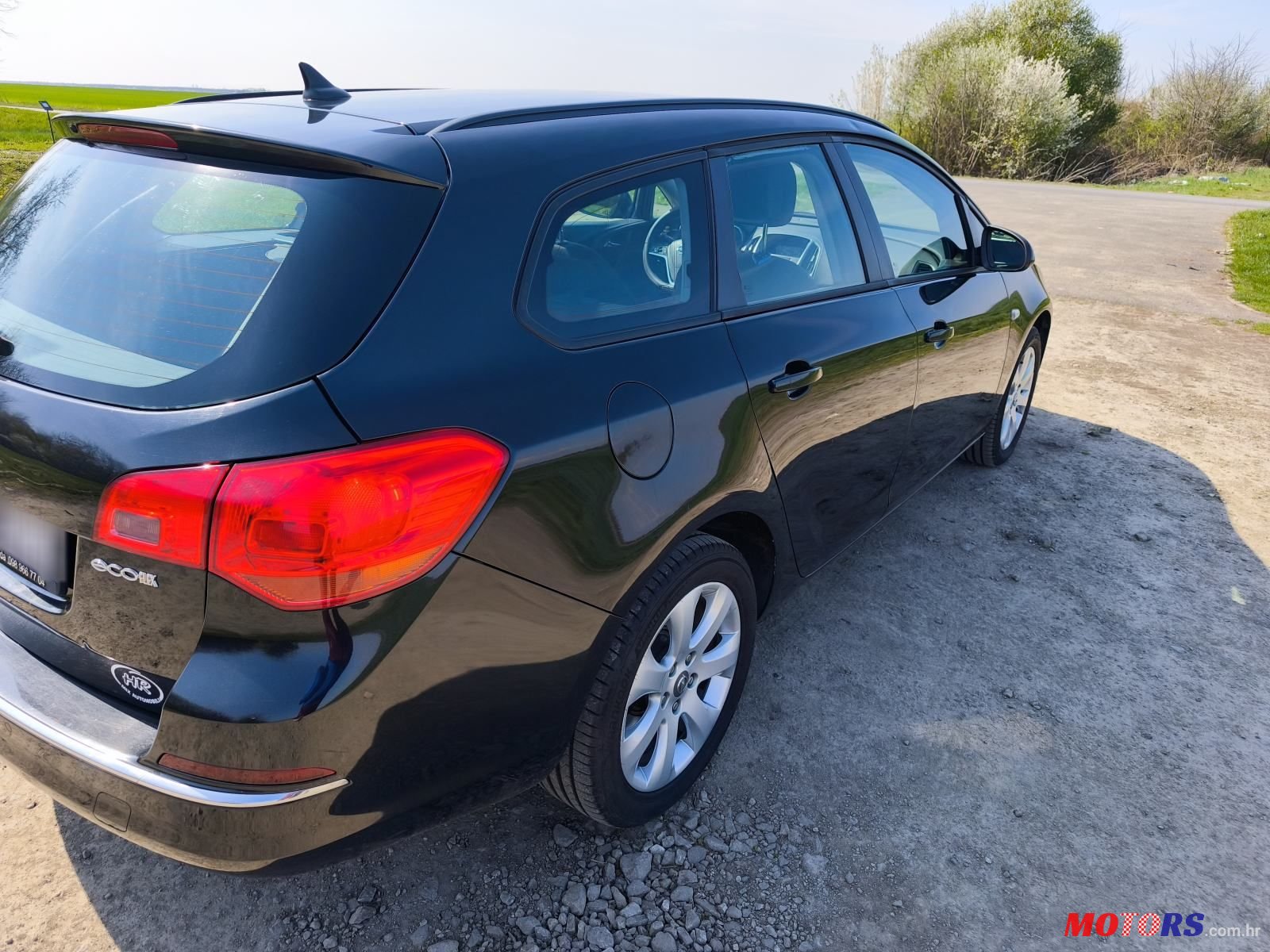 2014' Opel Astra J photo #2