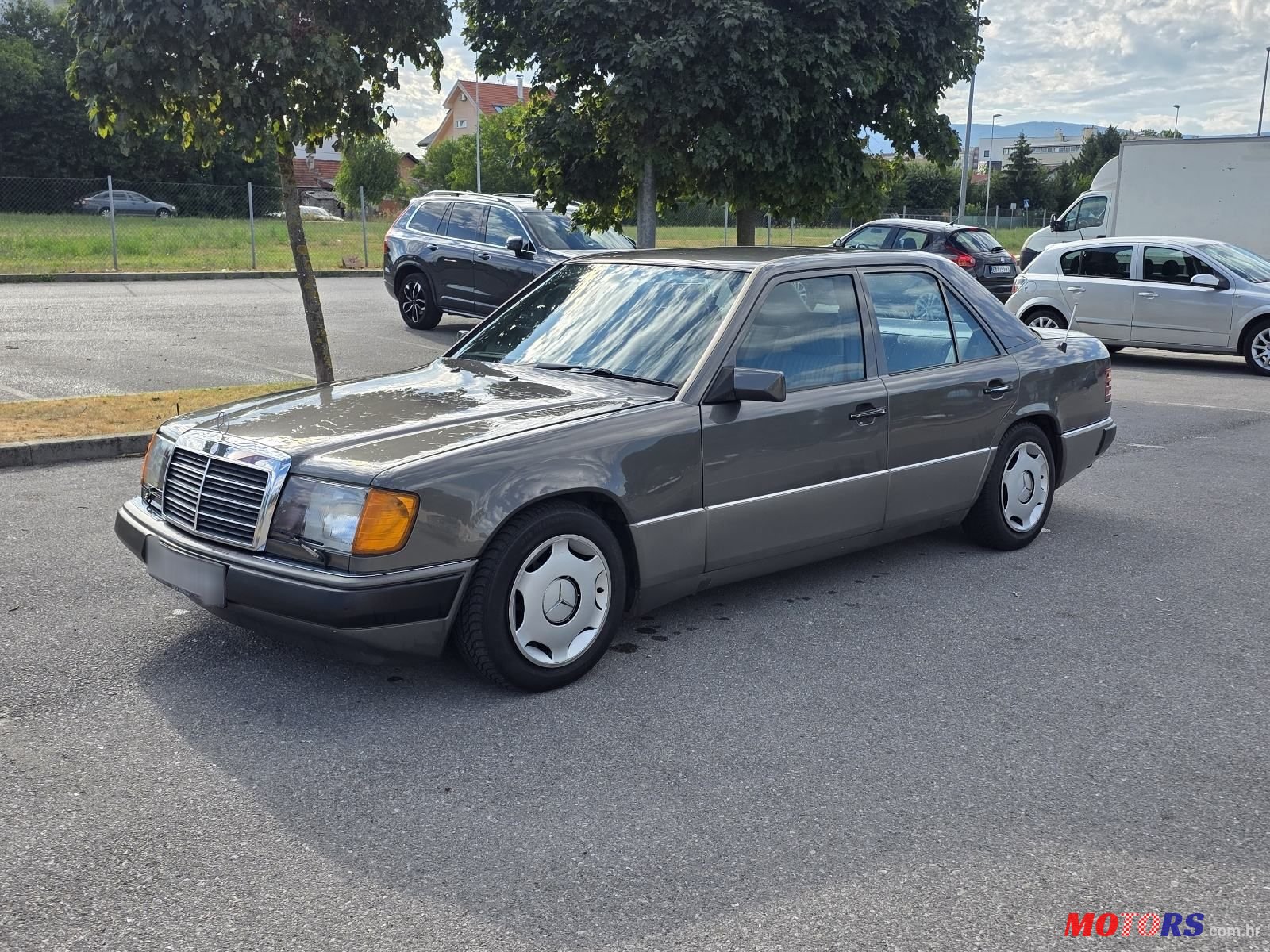 1989' Mercedes-Benz 124 200D photo #2