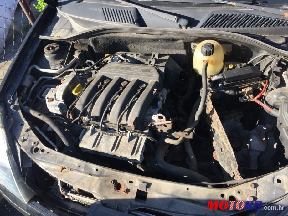 2002' Renault Clio photo #2