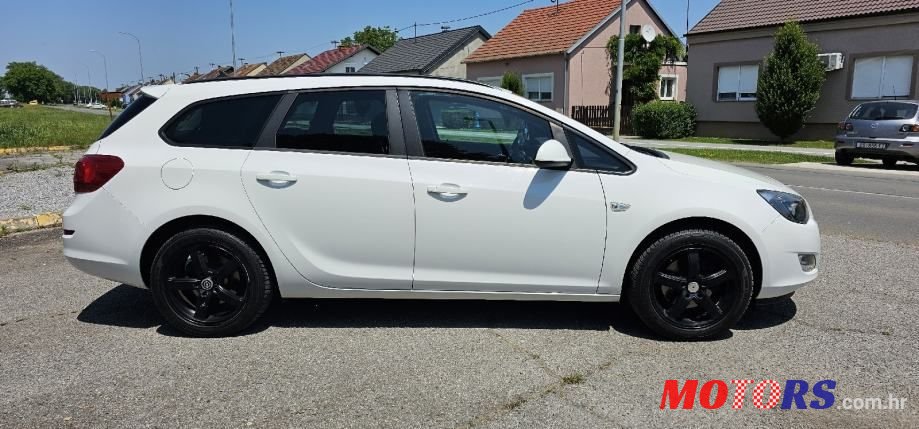 2011' Opel Astra Karavan photo #4