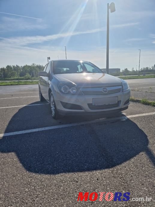 2011' Opel Astra photo #4