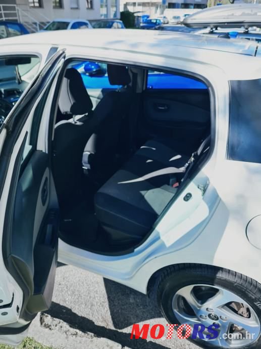 2015' Toyota Yaris photo #3