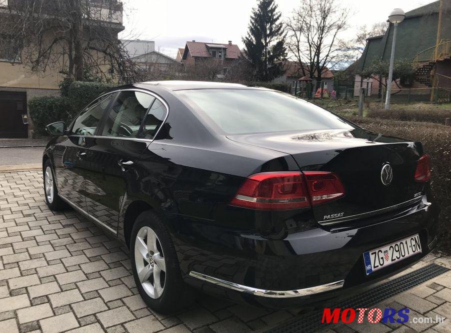 2011' Volkswagen Passat photo #2