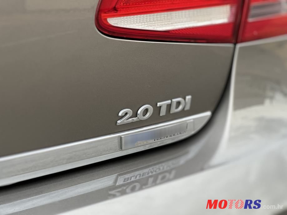 2011' Volkswagen Passat photo #6