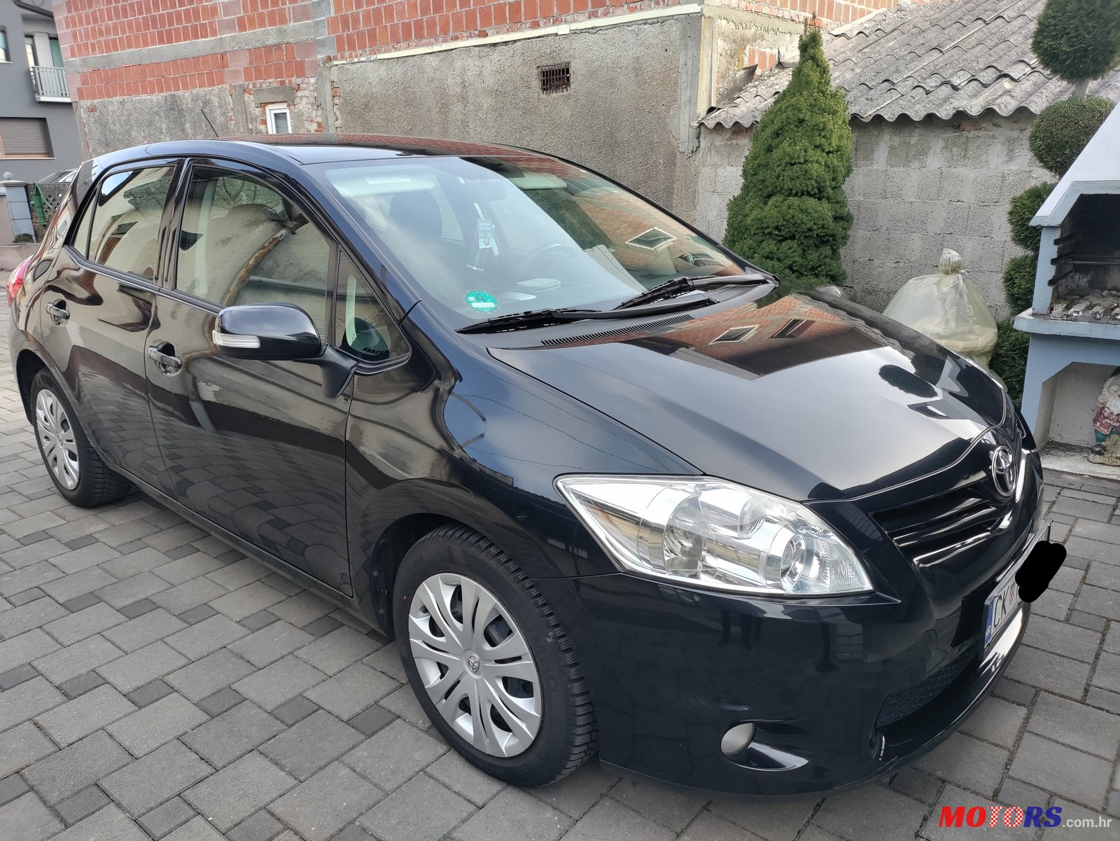 2011' Toyota Auris photo #1