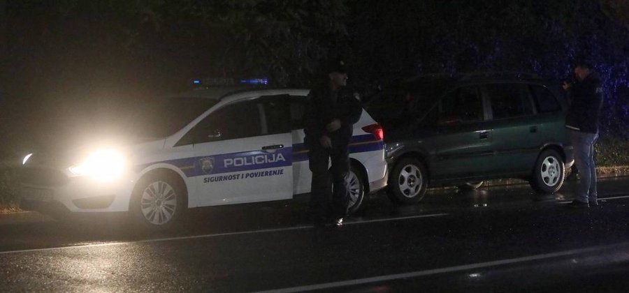 Švercali osam migranata pa se zabili u policijski automobil