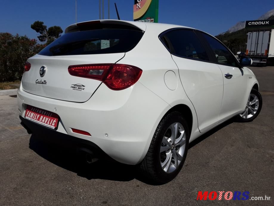 2011' Alfa Romeo Giulietta photo #5