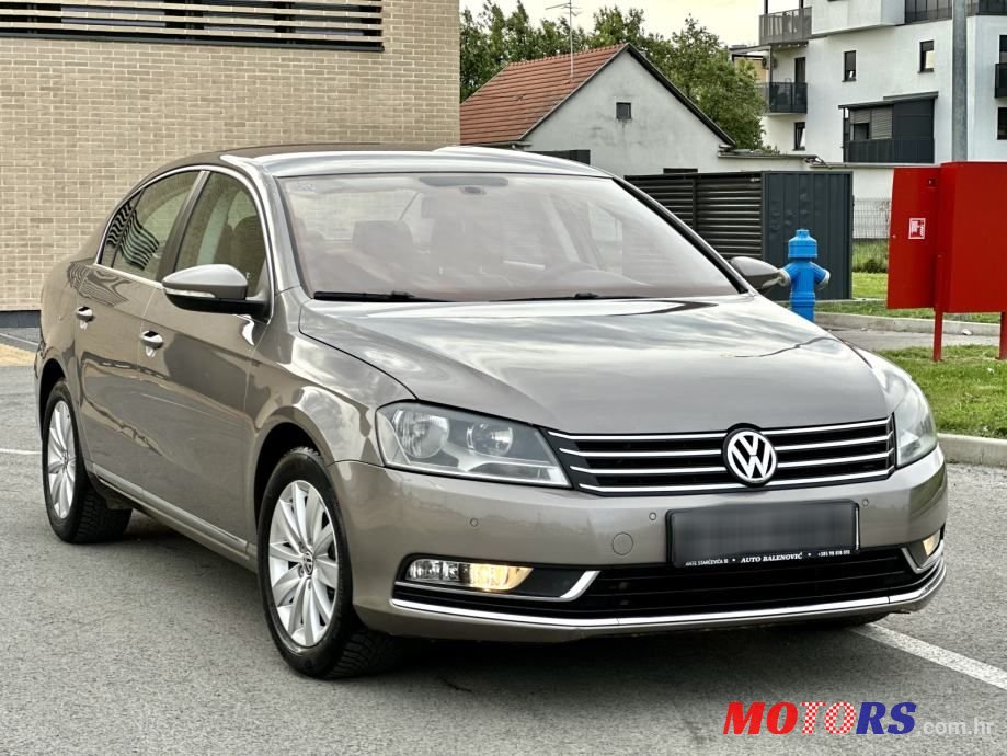 2011' Volkswagen Passat photo #2