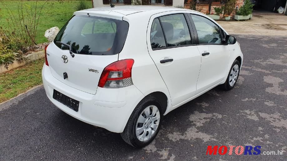 2010' Toyota Yaris photo #4