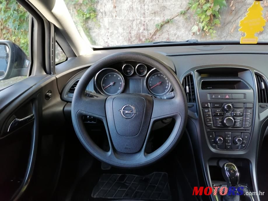 2012' Opel Astra photo #6