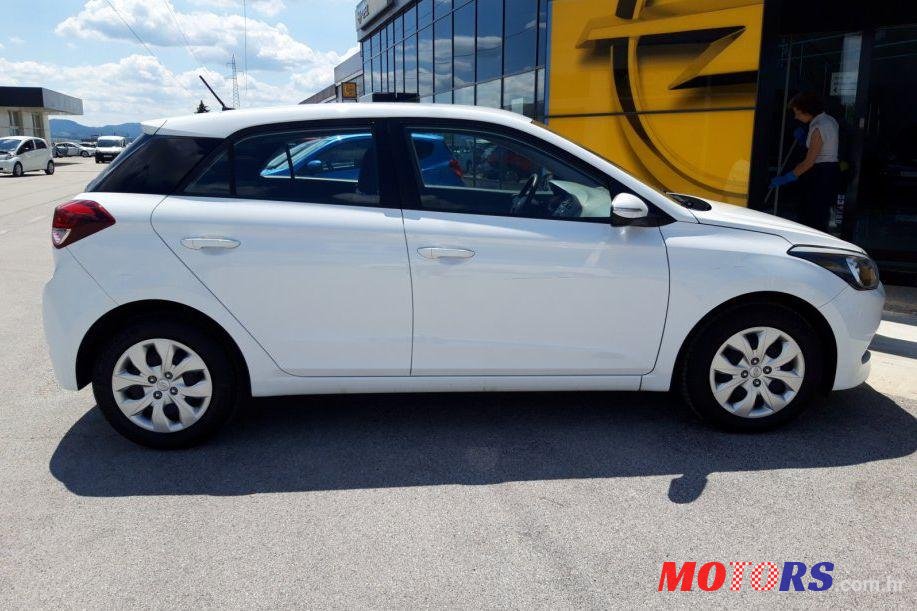 2015' Hyundai i20 1.1 Crdi Classic photo #3