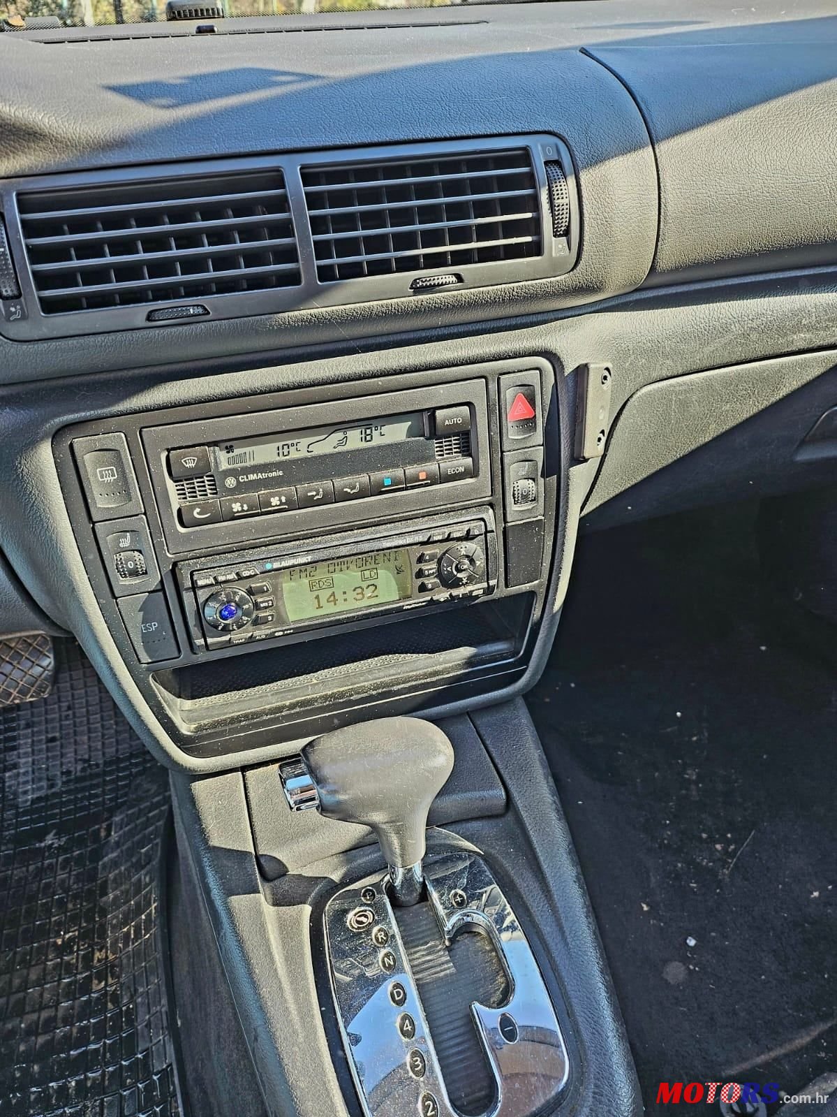 2004' Volkswagen Passat Variant photo #1