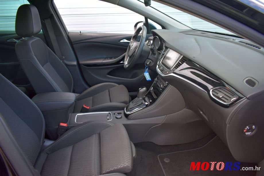 2017' Opel Astra Karavan photo #3