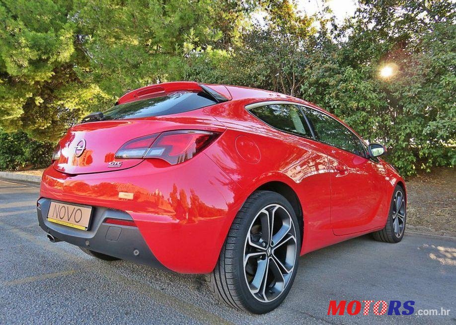 2013' Opel Astra Coupe photo #2
