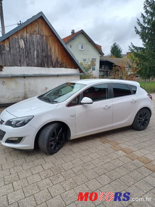 2012' Opel Astra photo #5