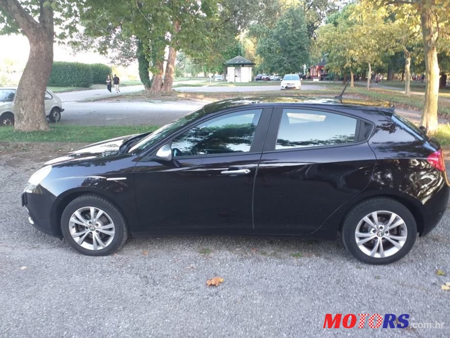 2012' Alfa Romeo Giulietta 1,6 photo #2