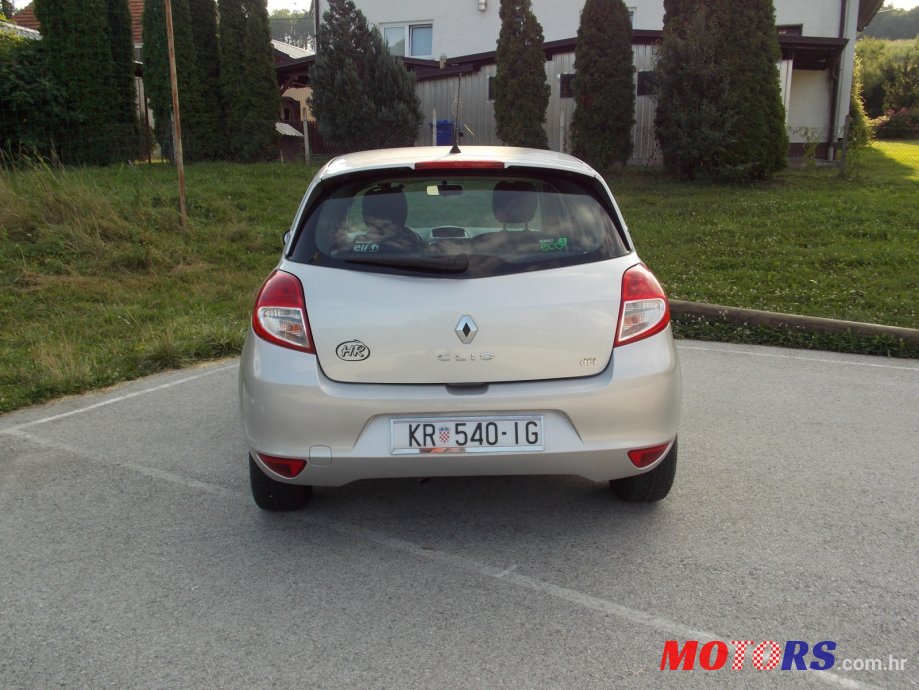 2011' Renault Clio photo #2