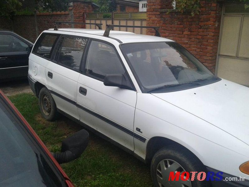 1992' Opel Astra Karavan 1.4i photo #1