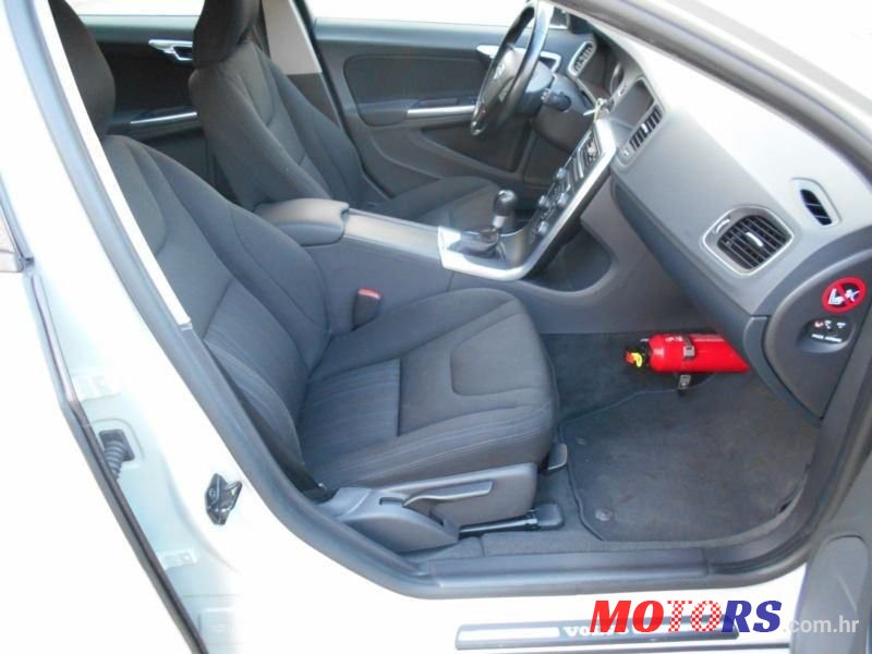 2011' Volvo V60 Drive photo #6