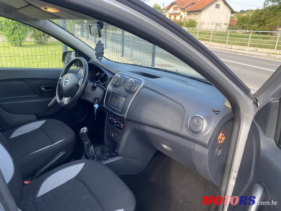 2015' Dacia Sandero photo #6