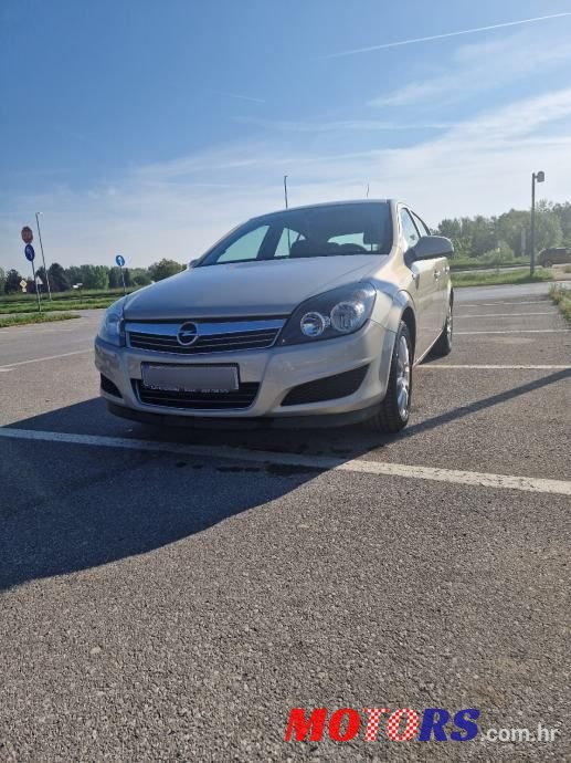 2011' Opel Astra photo #2