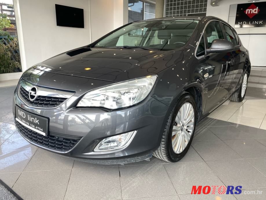 2011' Opel Astra Sport photo #1