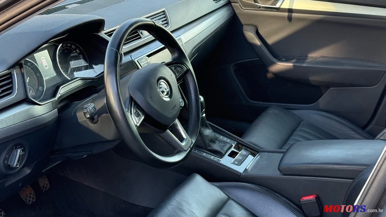 2015' Skoda Superb Combi photo #5