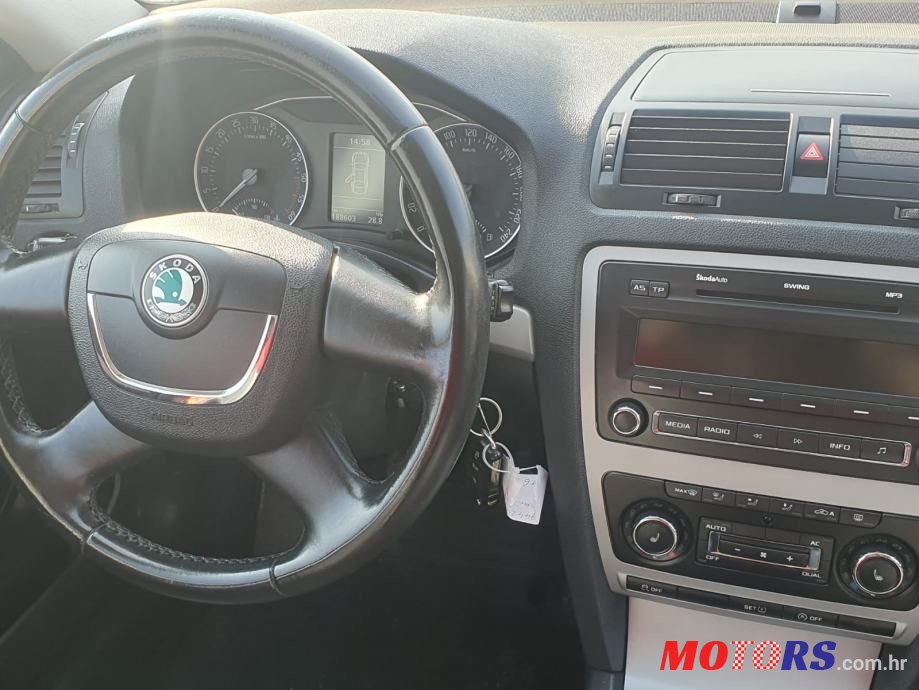 2012' Skoda Octavia Combi photo #3