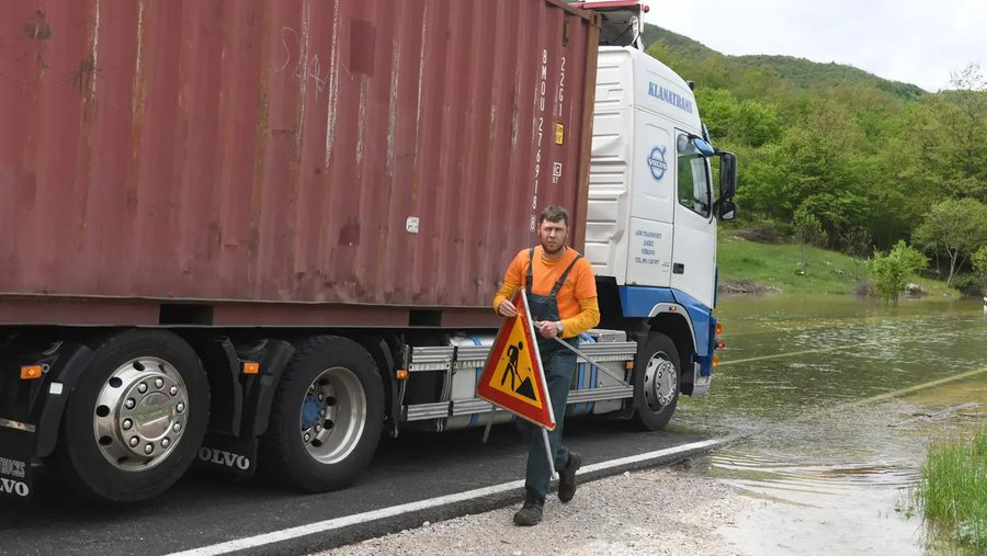 Zbog poplave i odrona, promet kroz Obrovac potpuno prekinut: 'Čišćenje će potrajati satima'