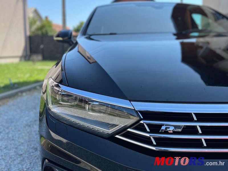 2017' Volkswagen Passat 4Motion photo #1