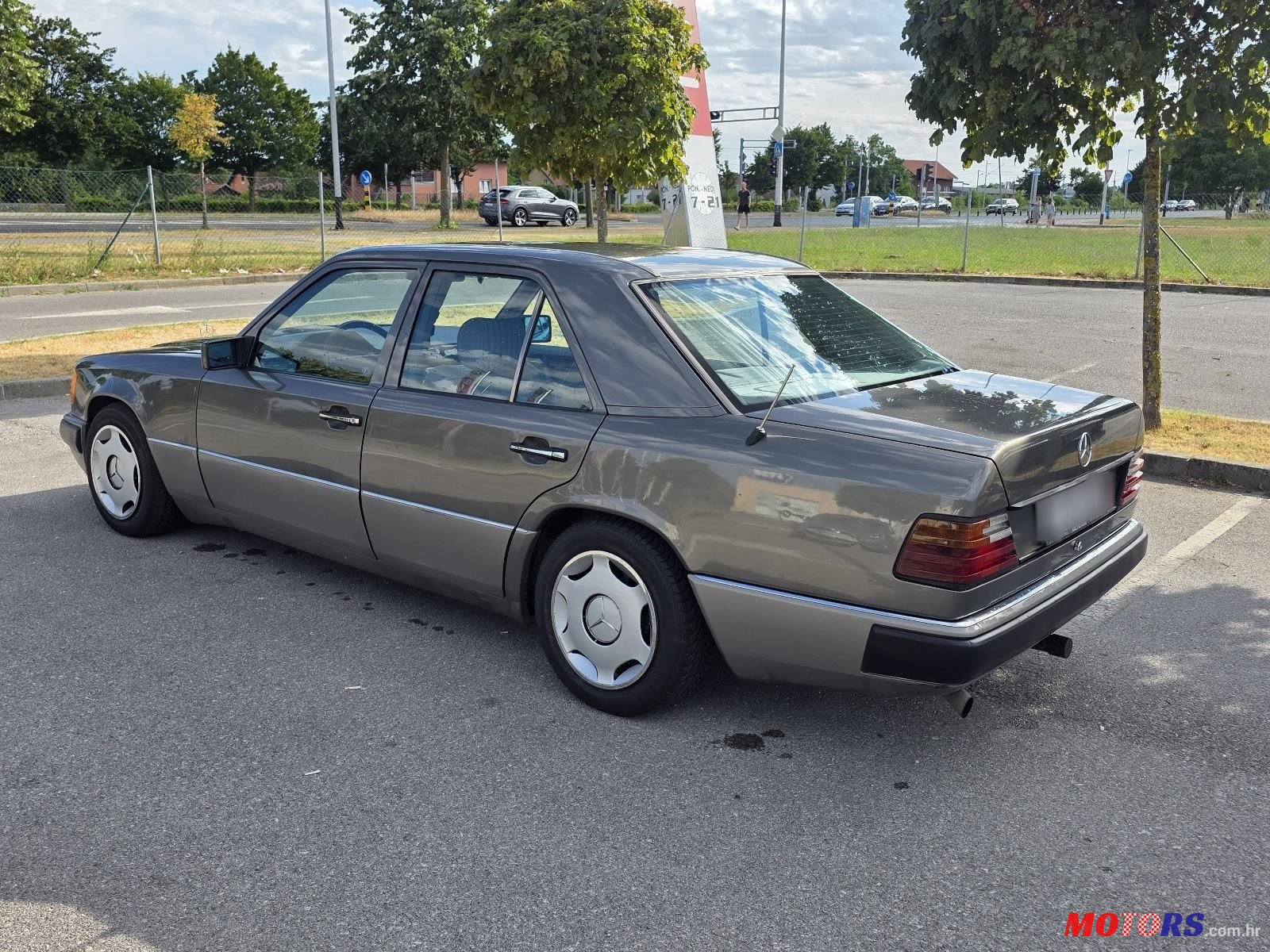 1989' Mercedes-Benz 124 200D photo #5