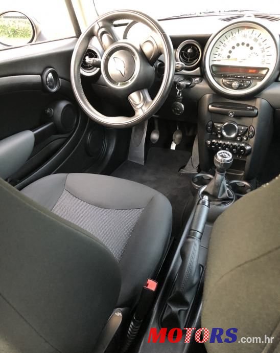 2011' MINI Cooper photo #3