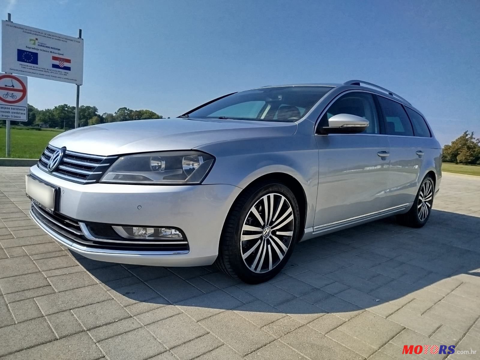 2012' Volkswagen Passat Variant photo #1