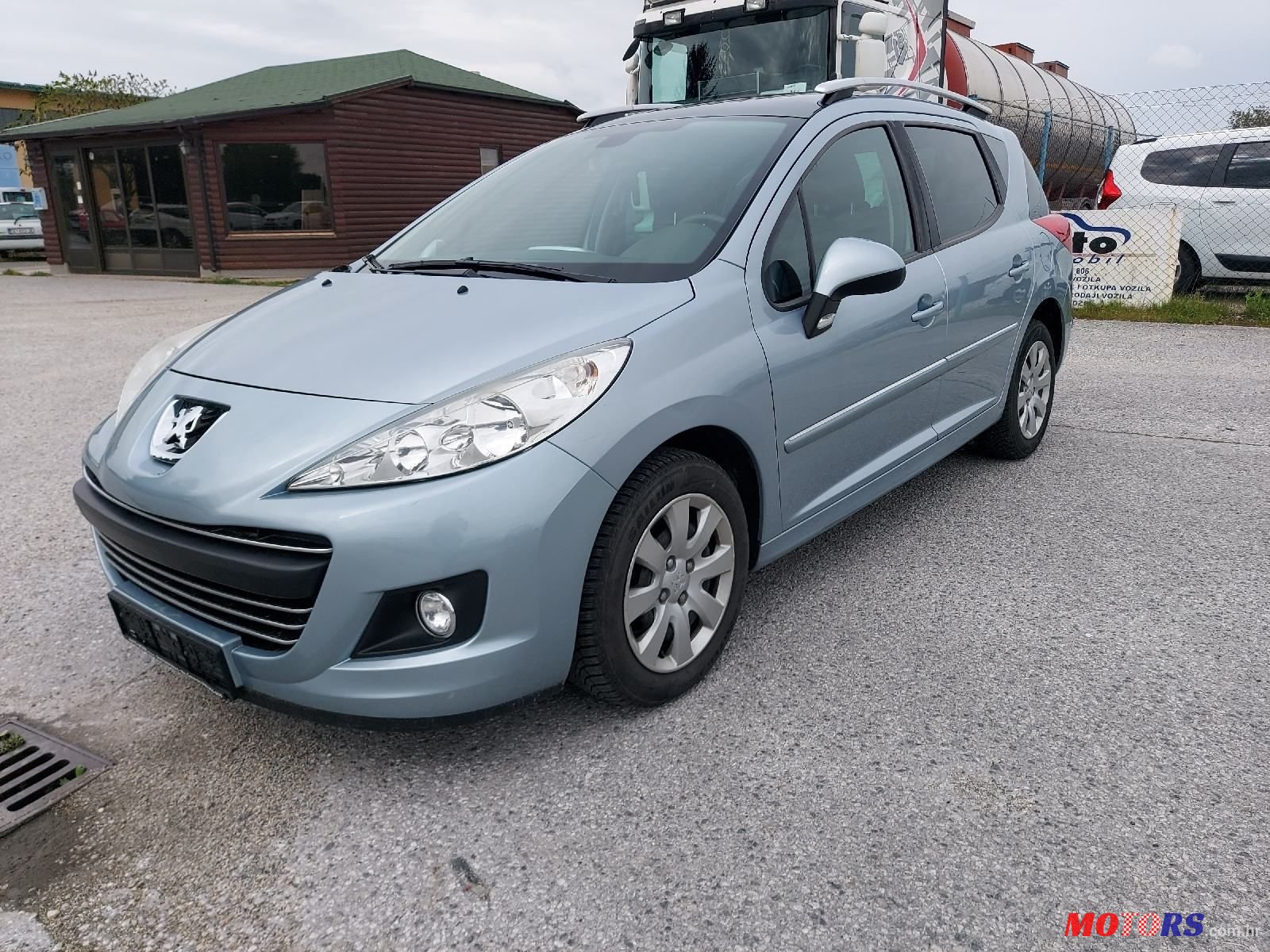 2011' Peugeot 207 Sw photo #2