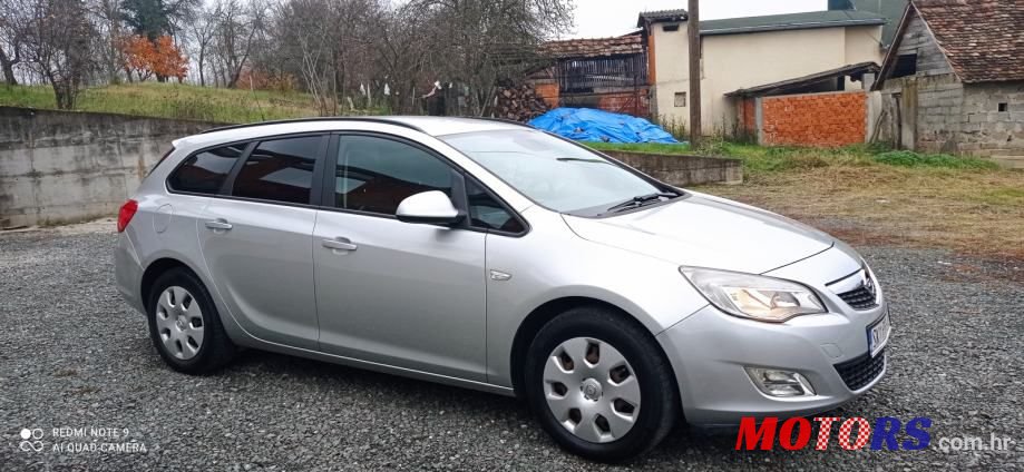 2011' Opel Astra Karavan photo #5