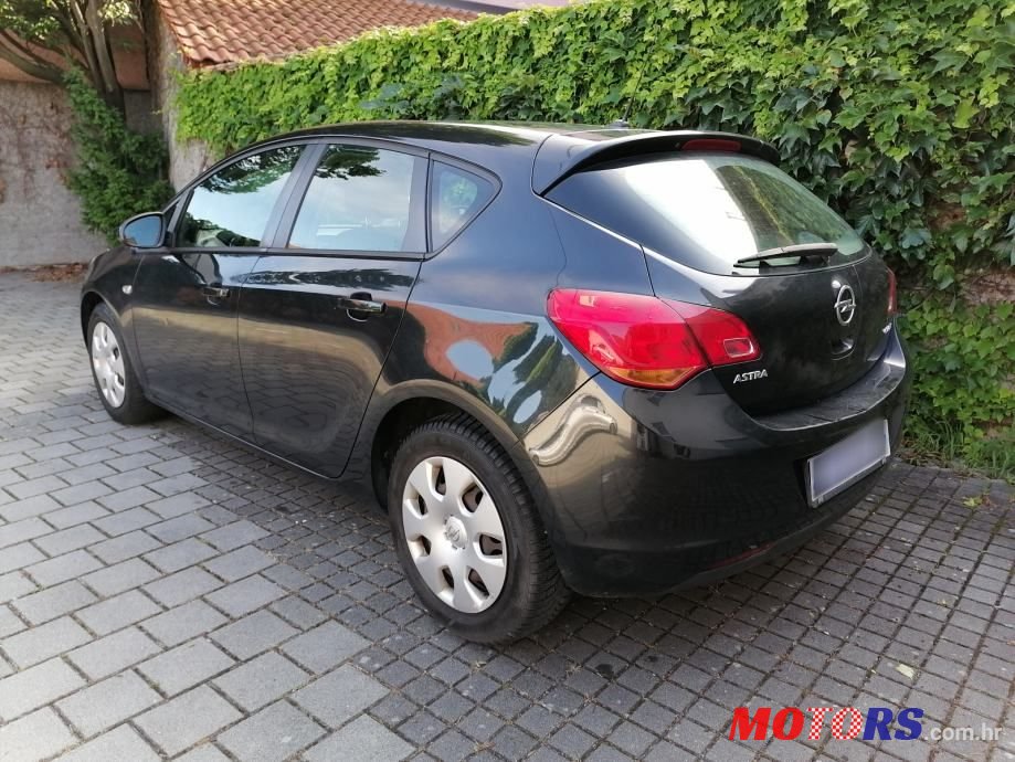 2012' Opel Astra photo #4