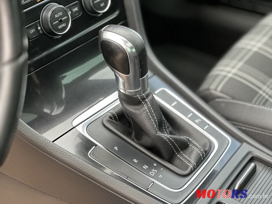 2015' Volkswagen Golf VII 2.0 Gtd photo #6