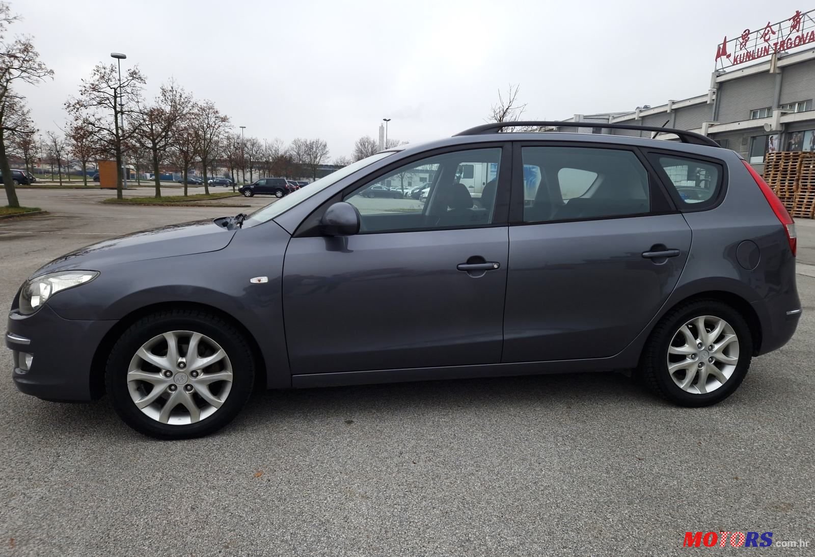 2010' Hyundai i30 Cw photo #3