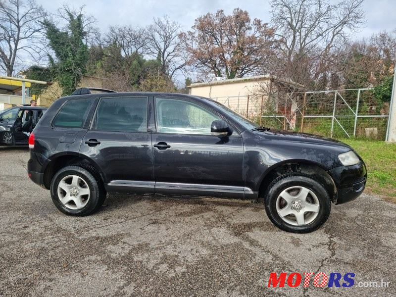 2004' Volkswagen Touareg photo #5