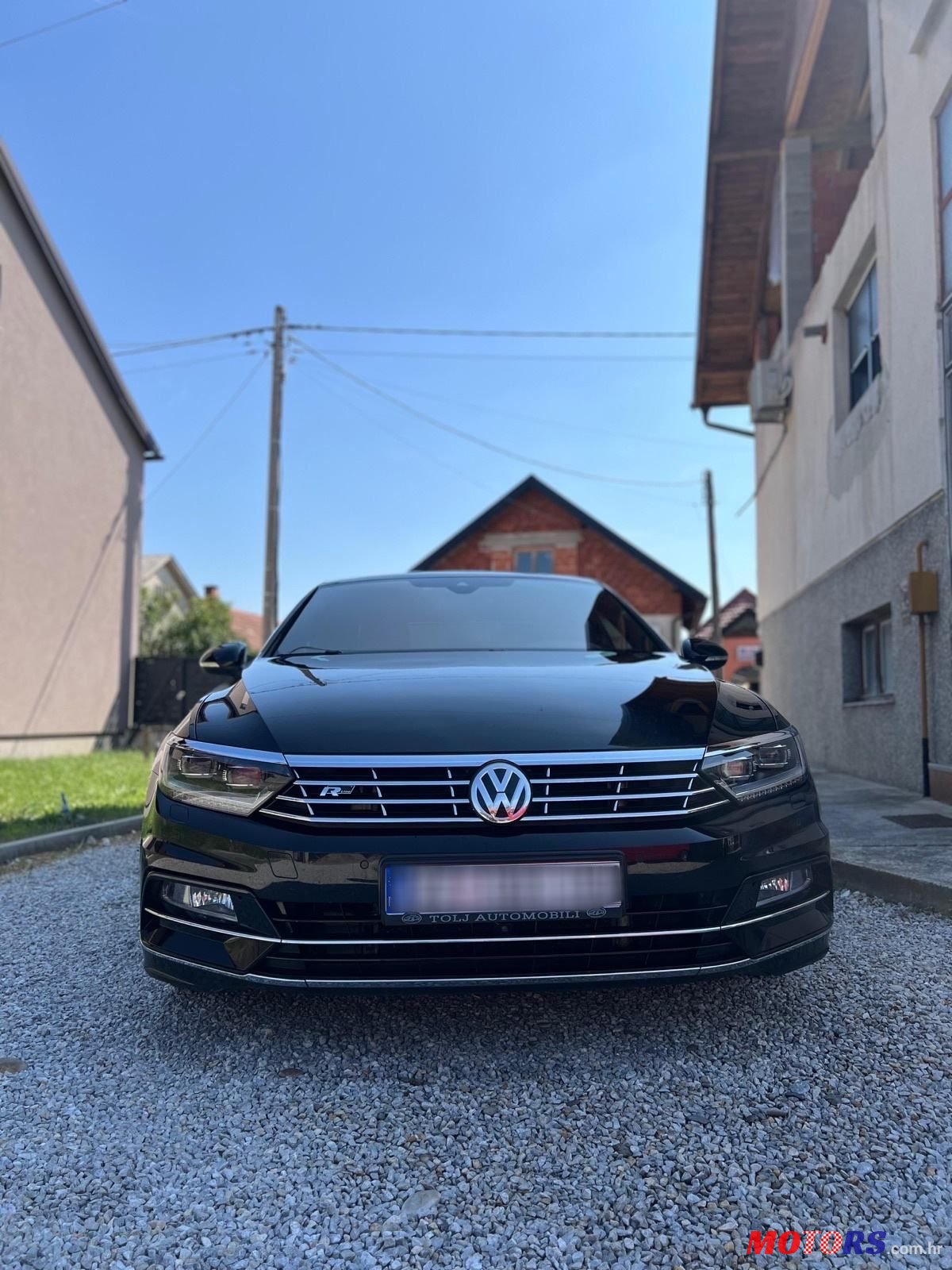 2017' Volkswagen Passat 4Motion photo #3
